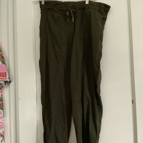 2 pair Lululemon dance studio mid-rise cropped pant size 12 barely worn - Picture 5 of 5